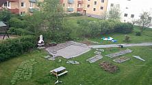 Ett pussel med tunga bitar! Markduk under grusbädd för stabilitet.